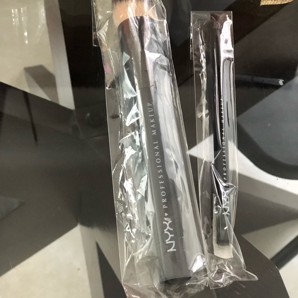 NYX POWDER BRUSH/ANGLED EYELINER BRUSH